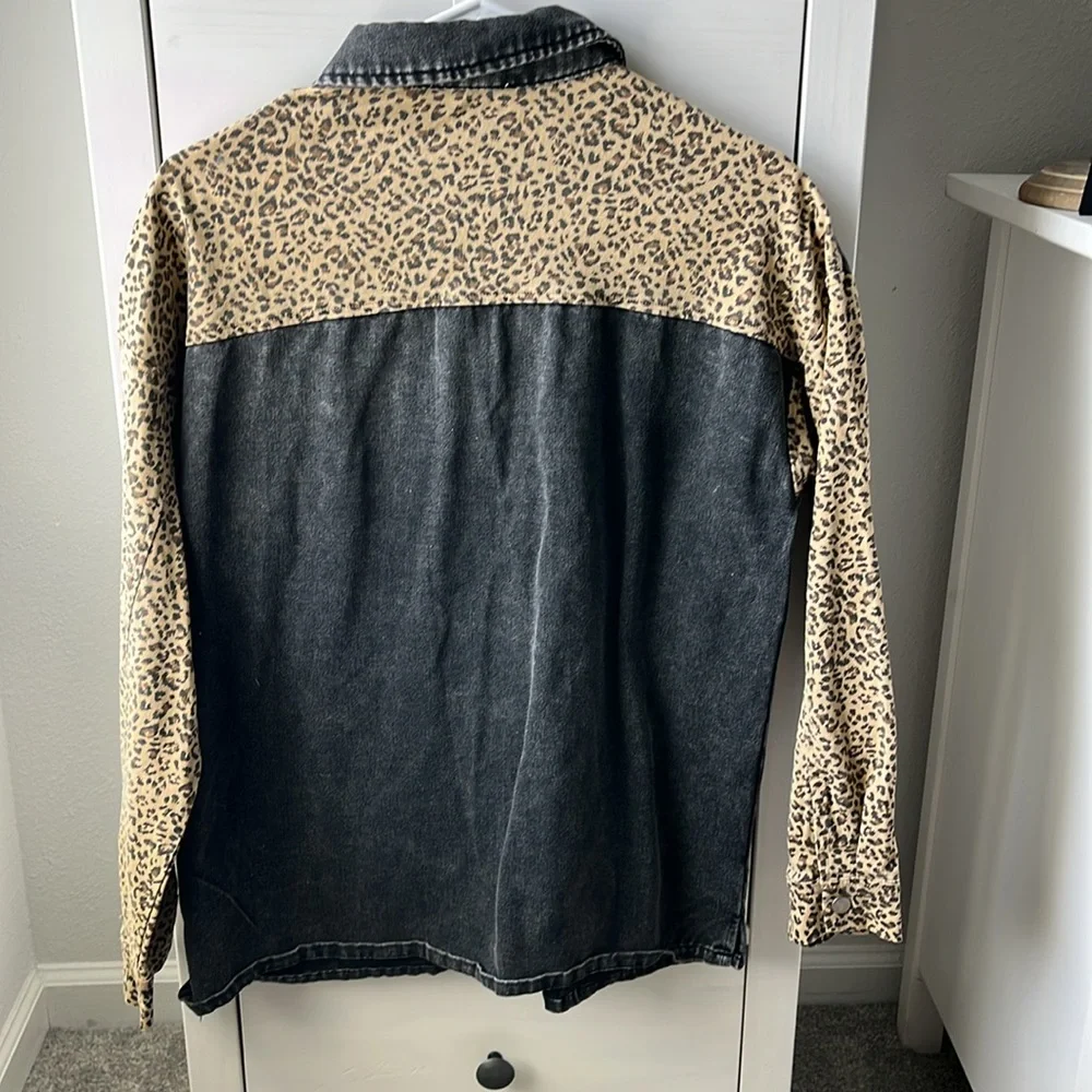 Mystree | Denim Cheetah Button Down - Picture 6 of 6